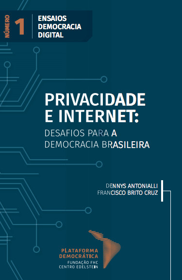 Imagem que mostra a capa de uma publicação da Plataforma Democrática. Ao centro, em branco, o título da obra: Privacidade e internet: desafios para a democracia brasileira. Mais abaixo, nomes dos autores: Dennys Antonialli e Francisco Brito Cruz. No topo, coleção que o livro corresponde: Ensaios Democracia Digital. No rodapé, logo da Plataforma Democrática.